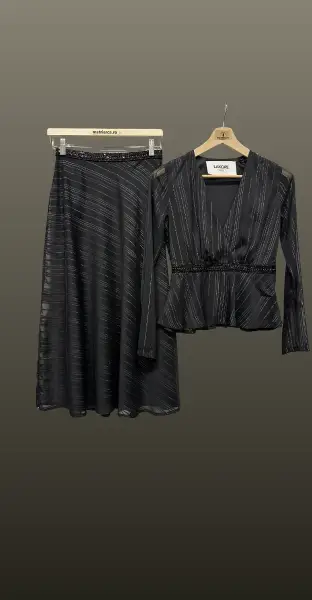 Top cu brâu aplicat- negru