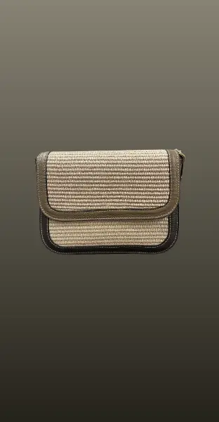 Geanta medie cu clapeta din rafie si piele- beige